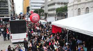 Manifestação contrária à terceirização de escolas reúne 20 mil em Curitiba