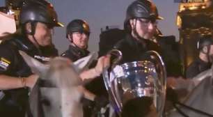 Policial pai de Carvajal escolta ônibus do Real Madrid e tira foto com taça da Liga dos Campeões
