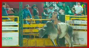 Peão desmaia após ser arremessado e pisoteado por touro em Minas Gerais