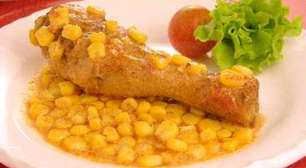 Frango ensopado com milho: aprenda a fazer o prato com gostinho de comida caseira