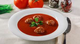 Sopa de tomate com almôndegas: faça o prato fácil e saboroso em menos de 1h