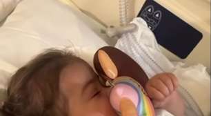 Filha de Juliano Cazarré se emociona ao receber boneca favorita com uma traqueostomia, como ela