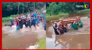 Homens dão 'banho de rio' em caixão no Maranhão: 'Tradição'