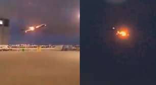 Avião com 389 a bordo tem explosões em motor após decolagem no Canadá; assista