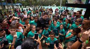 Medalhista olímpico Thiago Pereira mantém projeto social de natação em Volta Redonda (RJ)