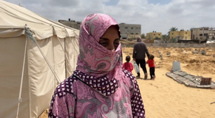 'Meus filhos se agarram em mim enquanto cães desenterram corpos': a impactante realidade dos abrigos de Rafah