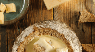 Fondue de queijo para 2: receita fácil, servida no pão