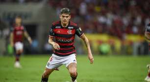 Ayrton Lucas está fora do jogo entre Flamengo e Grêmio