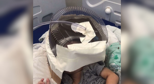 Hospital improvisa embalagem de bolo como máscara de oxigênio para bebê de três meses no RN
