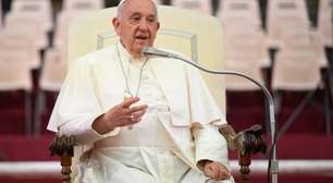 Papa Francisco pede que sacerdotes acolham GAYS, mas tenham "prudência"