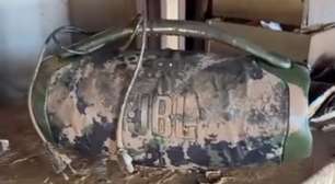Caixa da JBL sobrevive após 25 dias embaixo da lama no RS