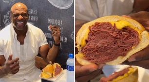 Ator Terry Crews prova famoso sanduíche de mortadela no Mercadão de SP; veja