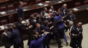 Vídeo: Políticos protagonizam briga no parlamento italiano; deputado precisa sair de cadeira de rodas