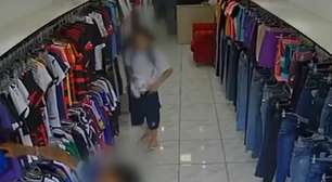 Menino furta camisa de futebol de loja em Goiás e pai o faz devolver