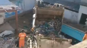 Caminhão de lixo perde freio e invade casa no RJ