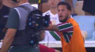 Lateral do Fluminense dá tapa em câmera e leva invertida de jornalista do sportv