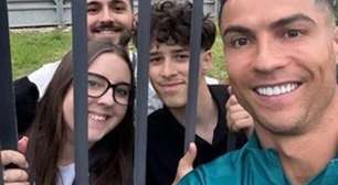 Cristiano Ronaldo tem atitude inusitada para tirar foto com fãs