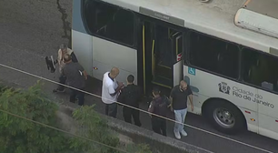 Duas pessoas morrem baleadas durante tiroteio em ponto de ônibus na Linha Amarela, no RJ