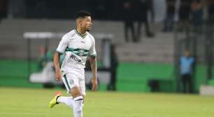 Coritiba anuncia renovação de contrato com Lucas Ronier