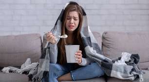 Estudos comprovam que jovens que se sentem sozinhas descontam os sentimentos em alimentos calóricos