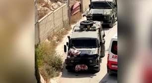 Exército israelense amarra palestino em capô de jipe na Cisjordânia; imagens provocaram indignação