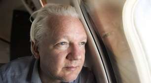WikiLeaks divulga foto de Julian Assange em avião com destino às Ilhas Marianas do Norte