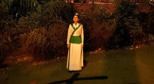 Atriz Maria Casadevall participa de ritual religioso com a namorada: "Estou fardada no Santo Daime"
