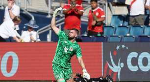 Peru x Canadá: assistente passa mal, cai no gramado e paralisa a partida