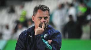 "Ninguém está contente", diz técnico do Coritiba após derrota