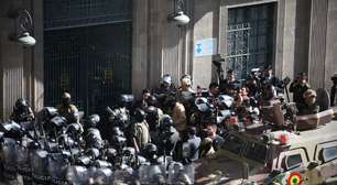 Militares deixam sede do governo da Bolívia após troca no comando das Forças Armadas