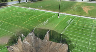 Cratera gigante se abre em campo de futebol nos EUA; veja o vídeo do incidente