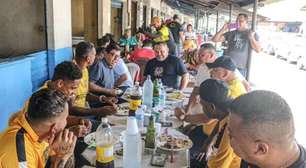 Vídeos: Astros do Amazonas almoçam em feira e viralizam nas redes sociais