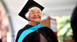Mulher de 105 anos recebe diploma de mestrado após 83 anos: 'Esperei muito tempo por isso'
