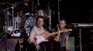 Michael J. Fox toca guitarra com Coldplay no Festival de Glastonbury
