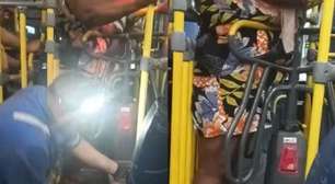 Passageira fica presa por duas horas em roleta de ônibus no RJ