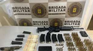 Inteligência policial apreende fuzil calibre 556, munições e prende 2 homens em flagrante na região Metropolitana de Porto Alegre