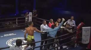 Árbitro de boxe é agredido por lutador, revida golpe e foge do ringue; assista