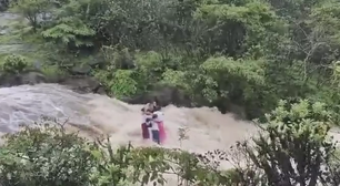 Vídeo mostra família ao ser arrastada por enchente na Índia; imagens fortes