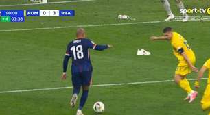 Tênis atirado em campo atrapalha goleiro da Romênia em gol da Holanda