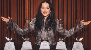 Katy Perry exibe certificados de diamante