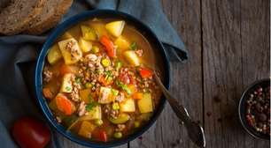 Sopa caseira simples: aprenda a receita com macarrão, legumes e carne moída