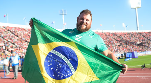 'Sr. Incrível' do Brasil treinou em terreno baldio e arremessa bola de ferro fundido e chumbo