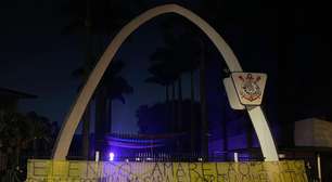 Sobrou até para Yuri Alberto: muros de sede do Corinthians são vandalizados em protesto na madrugada
