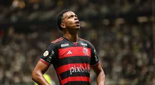 Carlinhos dá relato emocionado após gol em Flamengo x Atlético: 'Vivendo luto'