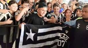 Thiago Almada desembarca no Rio de Janeiro para ser apresentado ao Botafogo