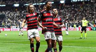 Flamengo goleia o Atlético-MG e segue líder do Brasileirão
