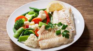 Peixe grelhado com legumes suculento e nutritivo para inovar na dieta