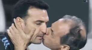 "Não foi consentido"; Scaloni brinca após beijo de colega em vitória da Argentina viralizar