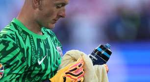 Goleiro da Inglaterra usa 'cola' em garrafa para defender pênalti e vira herói na Eurocopa
