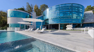 Casa de vidro onde Justin Bieber já morou está à venda por R$ 200 milhões; veja como é